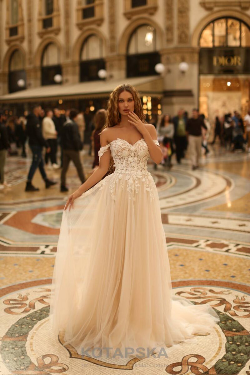 Prinzessinen Kleid mit carmen Ausschnitt und zarter Spitze