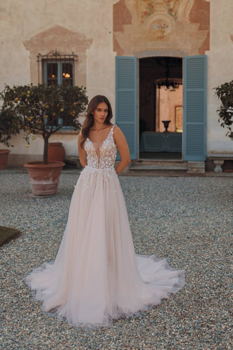 blush farbene a-linie mit 3d blüten und perlen von kotapska couture