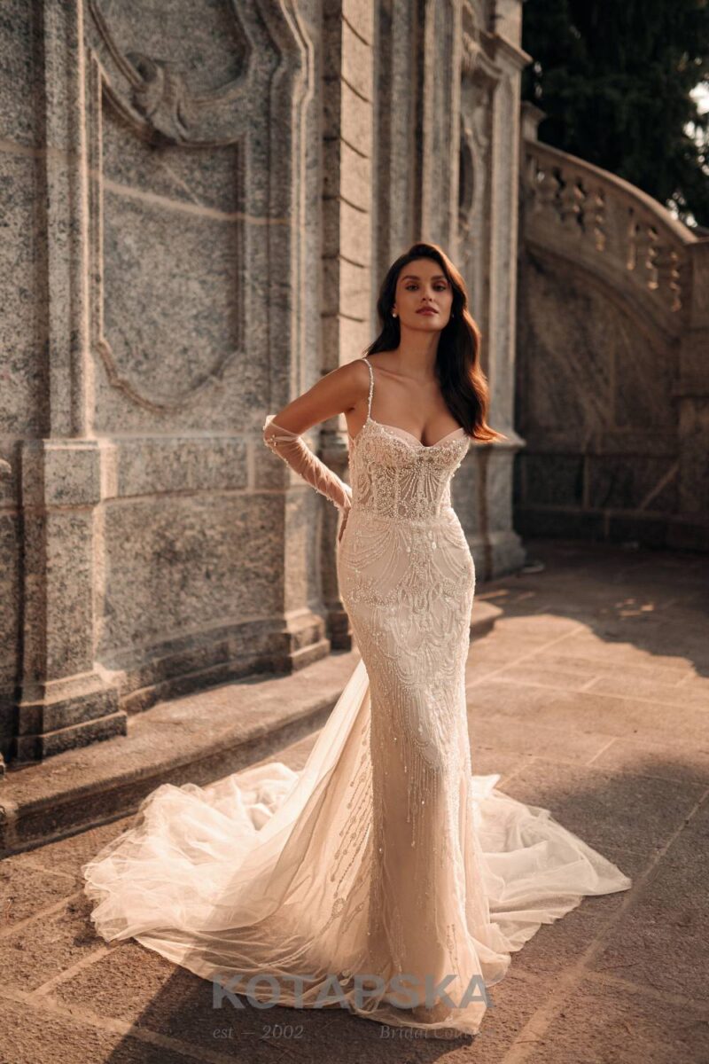 Sexy fit & flare Brautkleid in Nude mit tausenden perlen