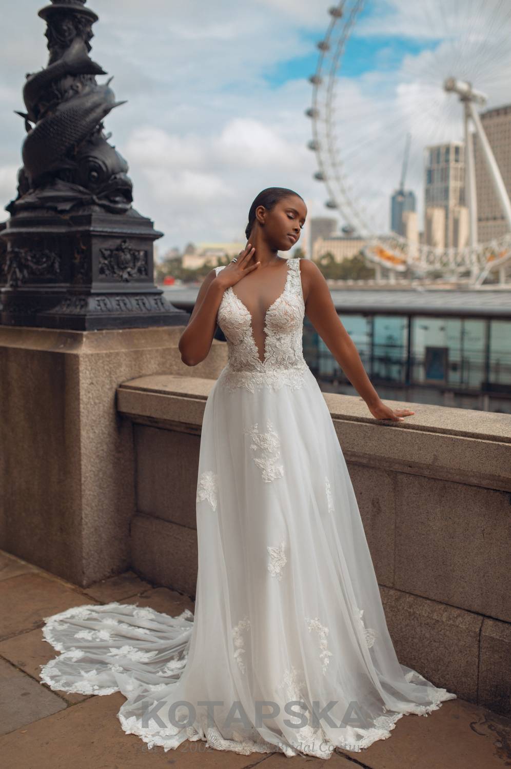 Chiffon Brautkleid mit Spitze in der Schleppe