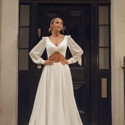 aufregendes brautkleid mit langen ärmeln und einem cutout am bauch