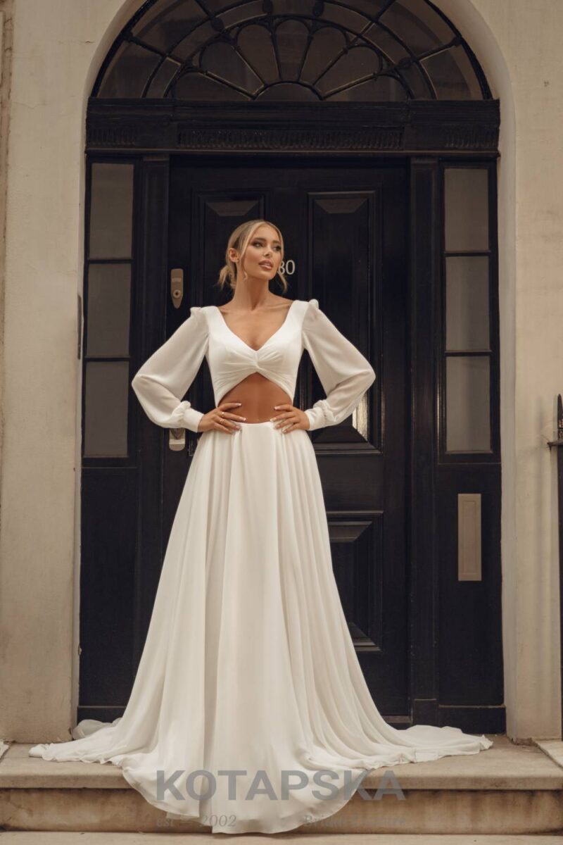aufregendes brautkleid mit langen ärmeln und einem cutout am bauch
