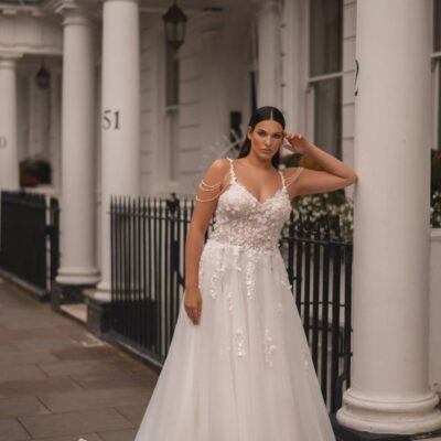 brautkleid für curvy bräute mit raffinierten details an den armen