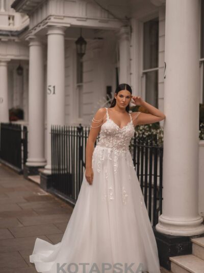 brautkleid für curvy bräute mit raffinierten details an den armen