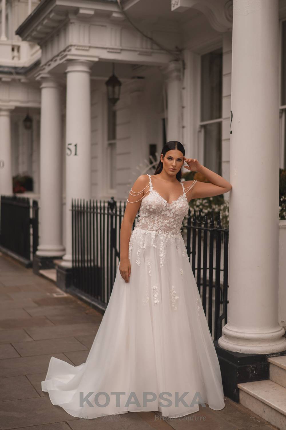 brautkleid für curvy bräute mit raffinierten details an den armen