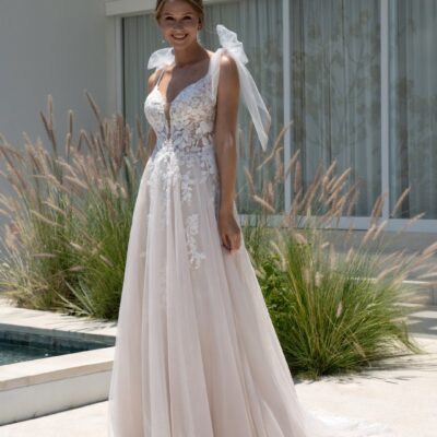 Brautkleid in Blush mit Glitzer und Spitze und kleinen Schleifen auf den Schultern