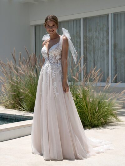 Brautkleid in Blush mit Glitzer und Spitze und kleinen Schleifen auf den Schultern