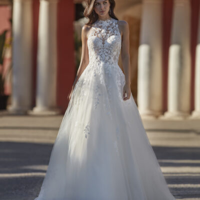 Hochgeschlossenes a-Linien Brautkleid mit Neckholder Top und viel Spitze