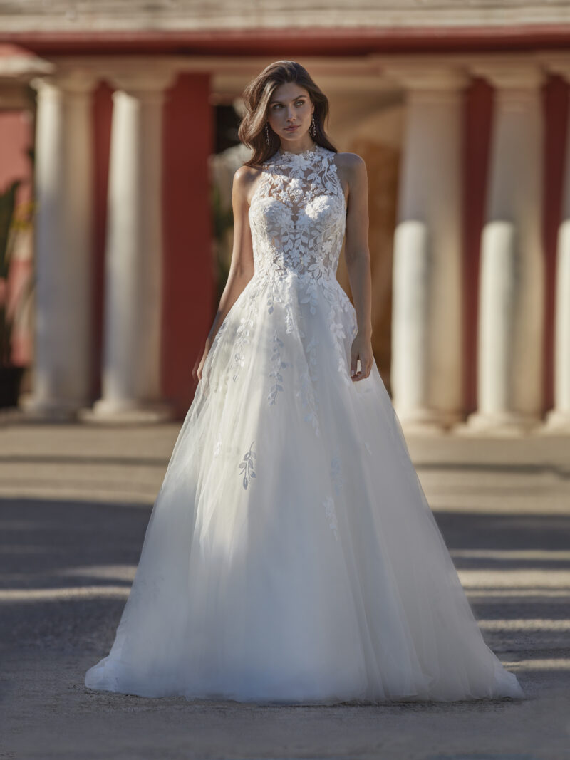 Hochgeschlossenes a-Linien Brautkleid mit Neckholder Top und viel Spitze