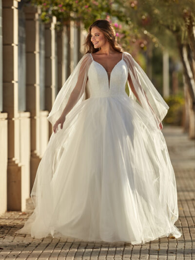 Curvy Brautkleid mit vielen perlen und zarten Flügelärmeln