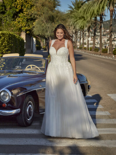 Weißes Curvy Brautkleid mit Herzausschnitt von Amelie Bridal