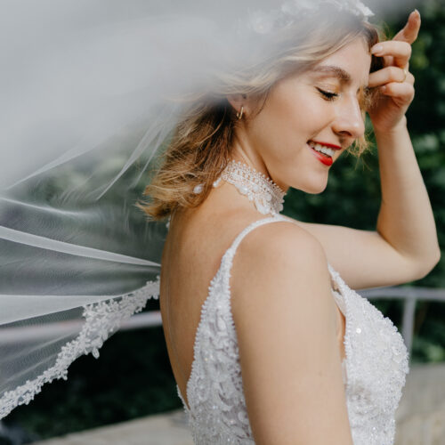 junge frau in einem gebrauchten brautkleid im stil fit and flare radeberg