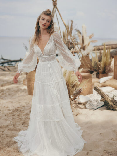 Boho Brautkleid mit Ärmeln und Pünktchenspitze von Ariamo Boho