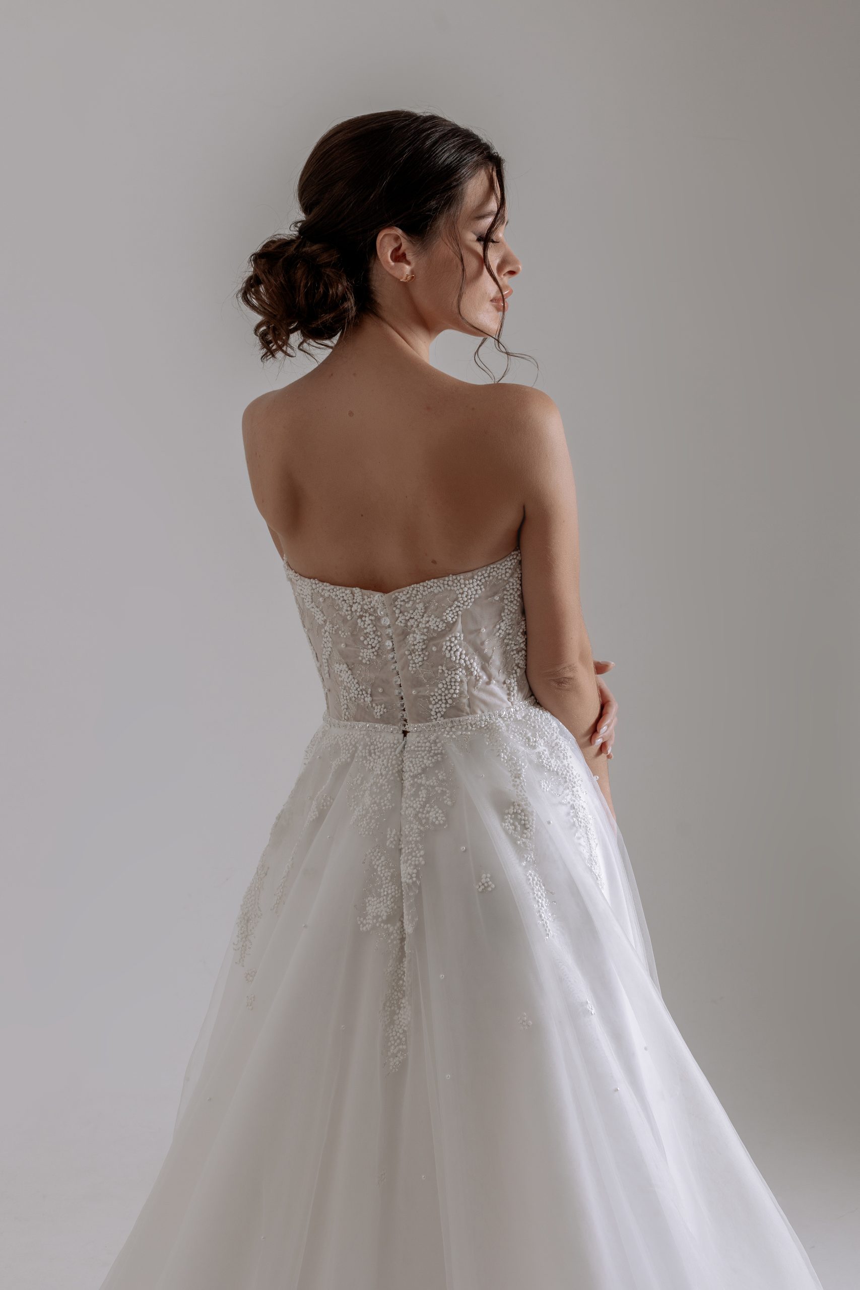 A-Linie Brautkleid aus Tüll und Glitzerspitze, herförmige Corsage nude unterlegt, versteckte Schnürung an der inneren Corsage, Glitzergürtel, Off-Shoulder Cape abnehmbar, sanfter Spitzenverlauf in den Rock, Schleppe 50cm
