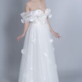 Brautkleid mit großen 3d Blüten und Carmenausschnitt von Linda Bridal