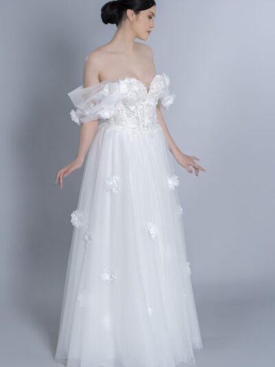 Brautkleid mit großen 3d Blüten und Carmenausschnitt von Linda Bridal