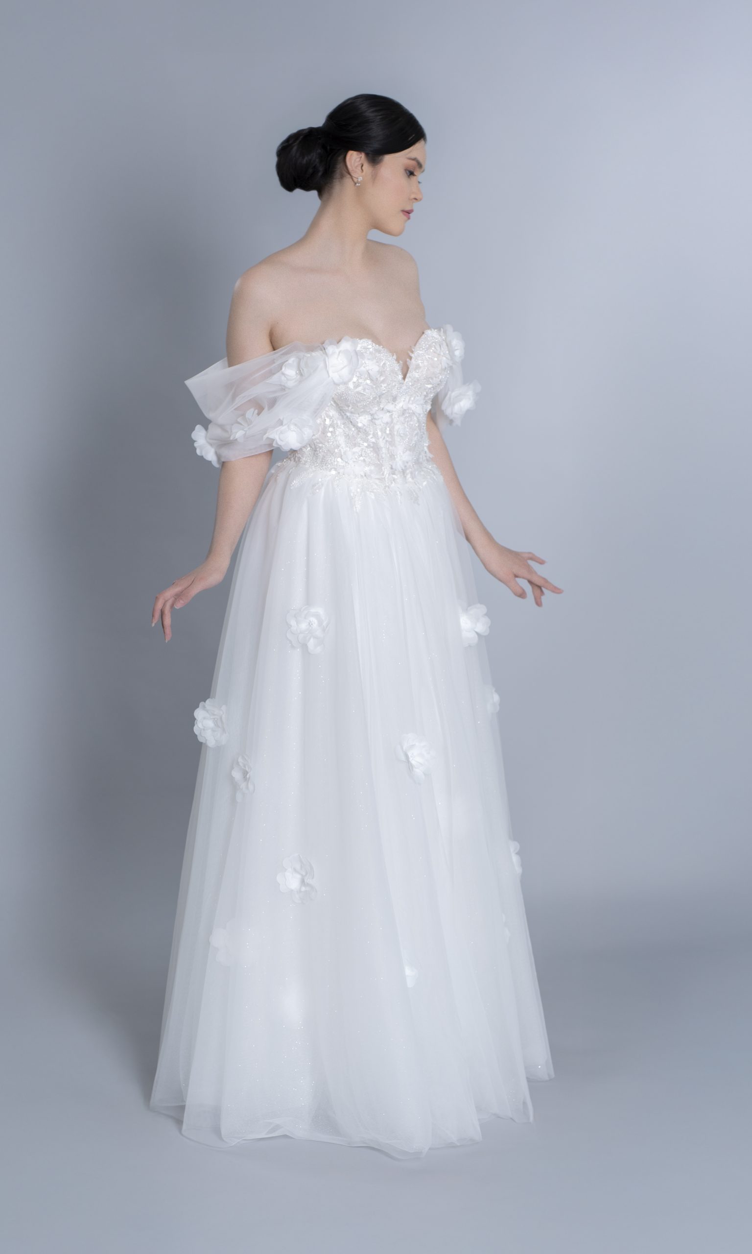 Brautkleid mit großen 3d Blüten und Carmenausschnitt von Linda Bridal