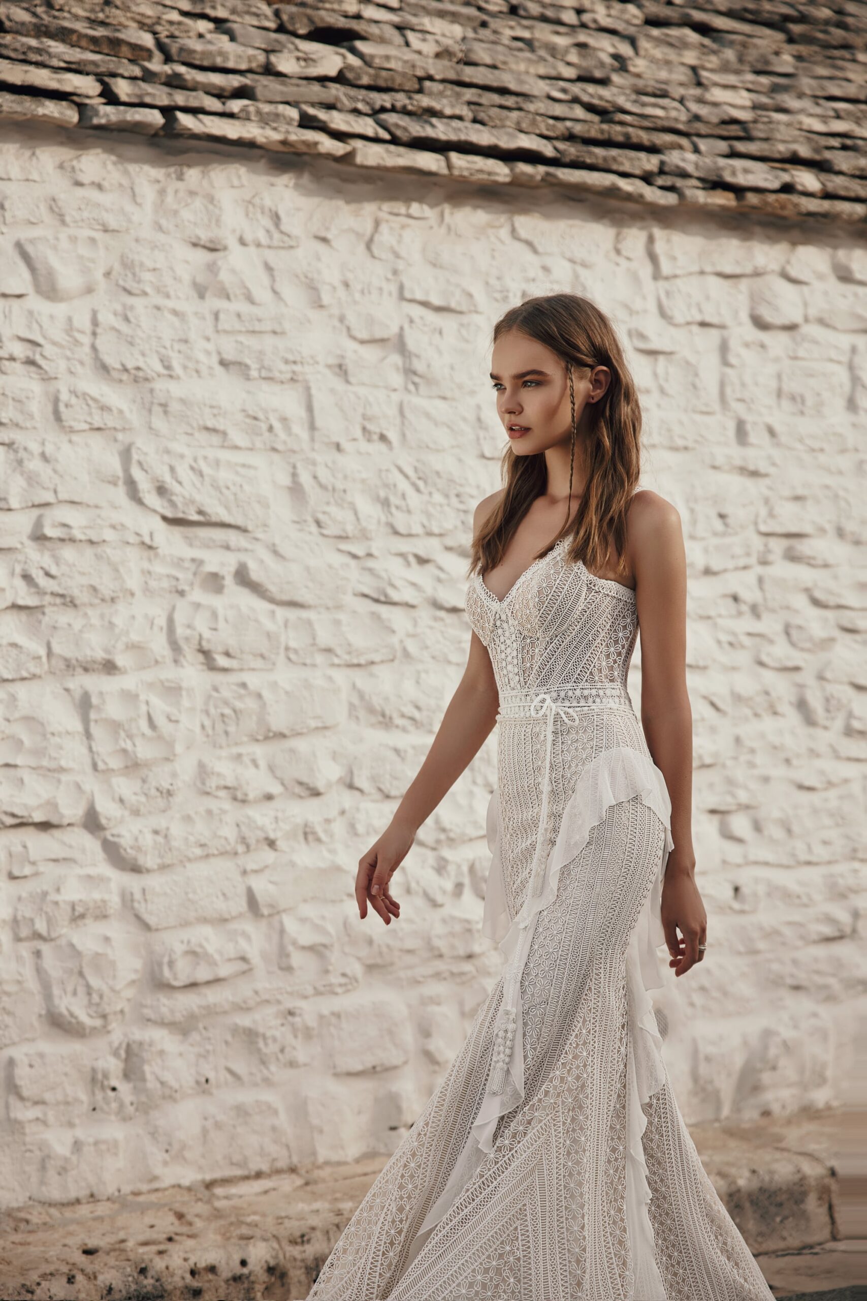 Boho Brautkleid von Ariamo als Fit & Flare in kompletter Spitze
