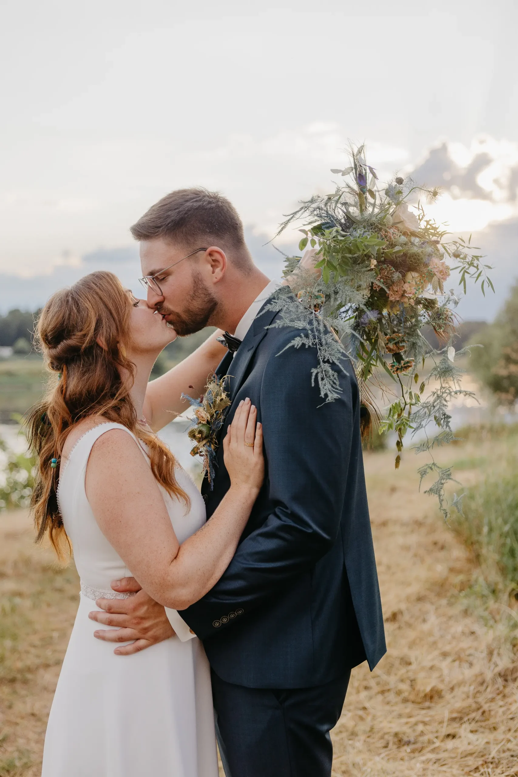 mittagsfoto-8207 Hochzeitspaar an der Elbe in Dresden mit wildem Brautstrauß